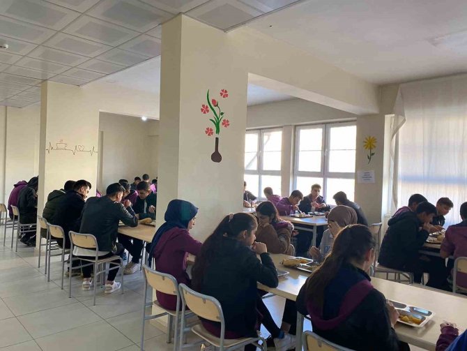 Silopi’de 10 Bin 200 Öğrenciye Ücretsiz Yemek Verildi