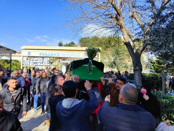 Tatil İçin Gittiği Isparta’dan Cenazesi Gelen Küçük Ecrin, Kuşadası’nda Toprağa Verildi
