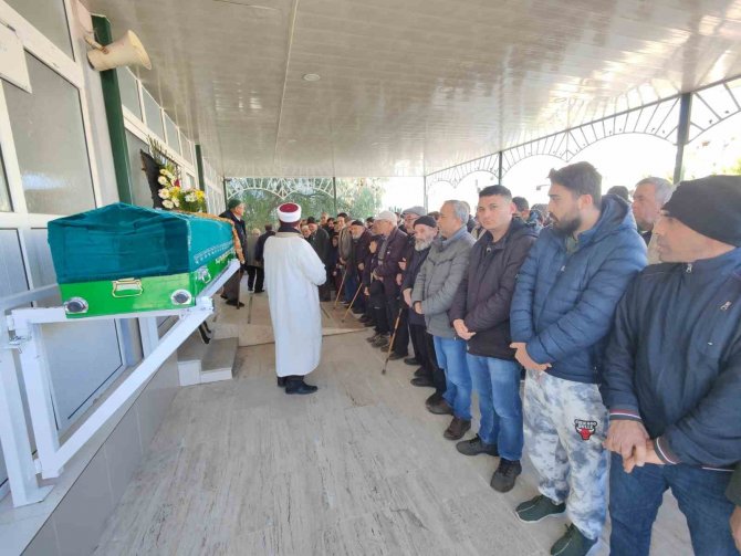 Tatil İçin Gittiği Isparta’dan Cenazesi Gelen Küçük Ecrin, Kuşadası’nda Toprağa Verildi