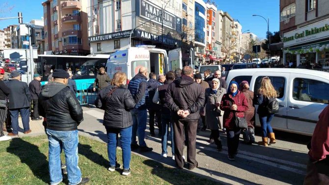 Kayınbirader, Kalabalığın Ortasında Eniştesini Vurdu: 1 Yaralı