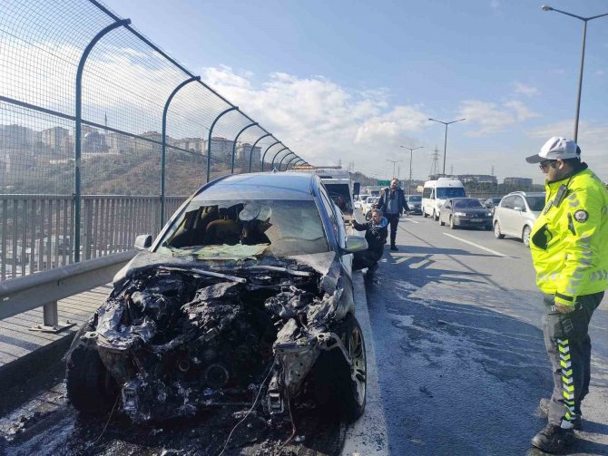 Tem Otoyolu’nda Seyir Halindeki Otomobil Alev Alev Yandı