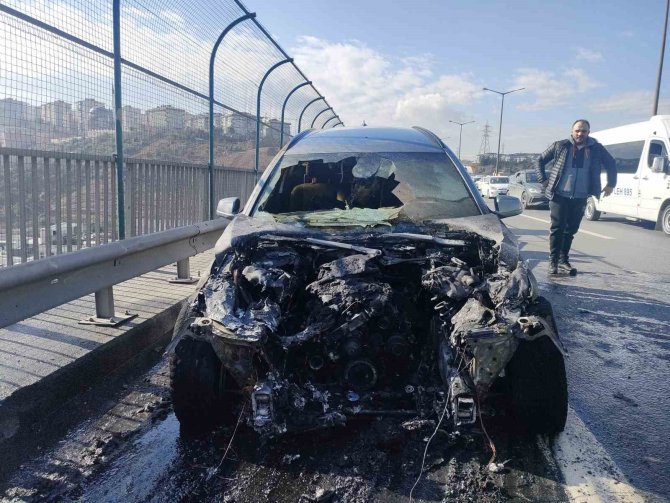 Tem Otoyolu’nda Seyir Halindeki Otomobil Alev Alev Yandı