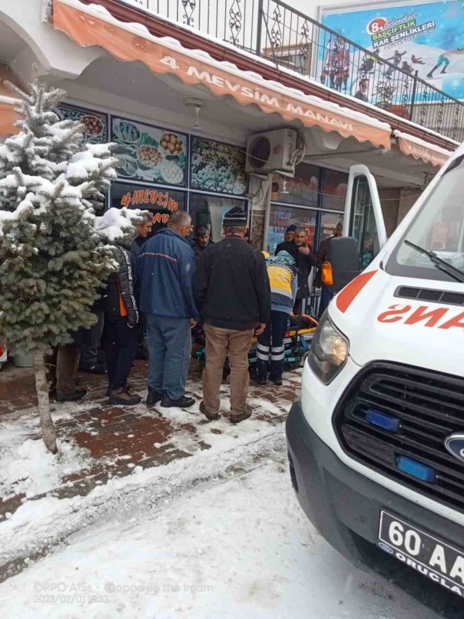 Buzlu Yolda Kayarak Düşen Yaşlı Adam Hastanelik Oldu