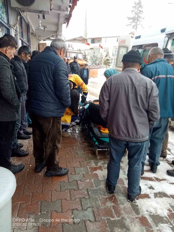 Buzlu Yolda Kayarak Düşen Yaşlı Adam Hastanelik Oldu