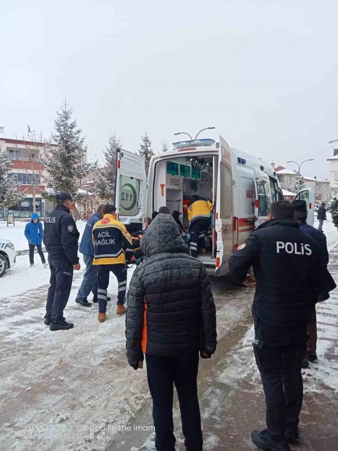 Buzlu Yolda Kayarak Düşen Yaşlı Adam Hastanelik Oldu