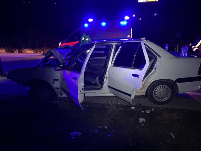 Otomobil Tıra Arkadan Çarptı: 3 Yaralı