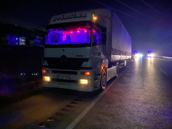 Otomobil Tıra Arkadan Çarptı: 3 Yaralı