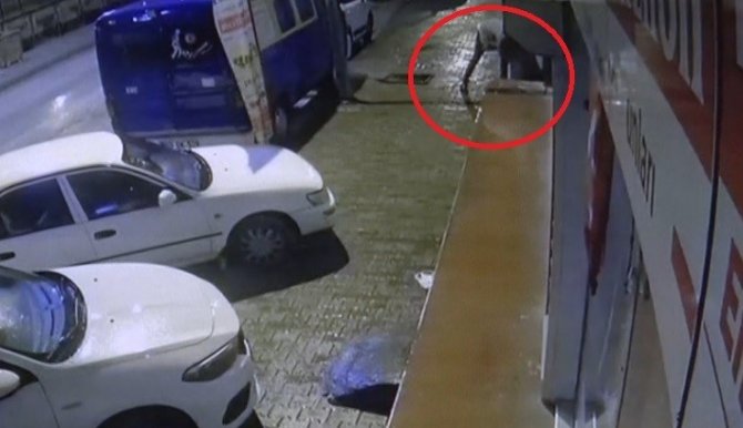 Tabancayı Gizlerken Önce Güvenlik Kameralarına Sonra Polise Yakalandı