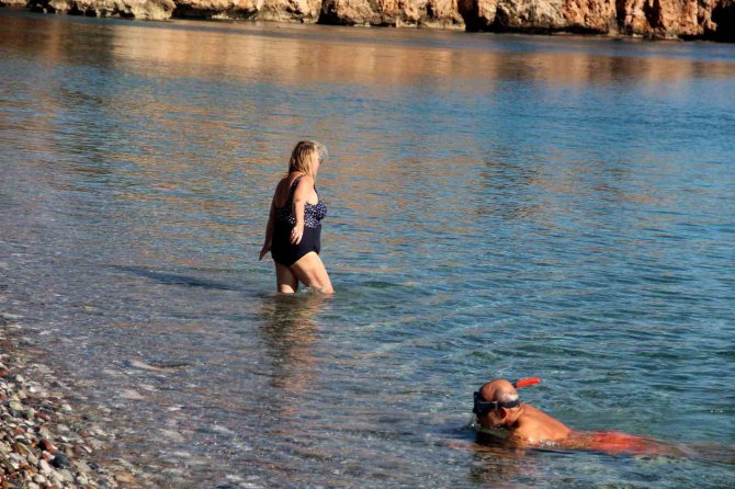 Türkiye’de Kar Soğuk, Antalya’da Deniz Keyfi