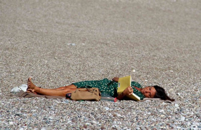 Türkiye’de Kar Soğuk, Antalya’da Deniz Keyfi