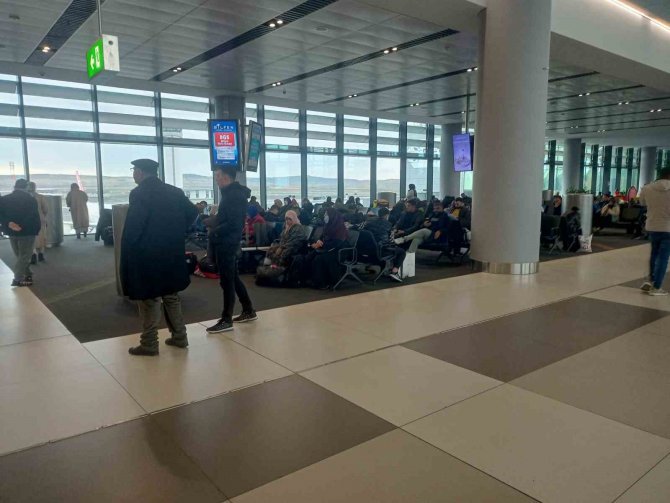 İ̇ki Gündür Uçmayı Bekleyen Sivaslılardan Thy’ye Tepki