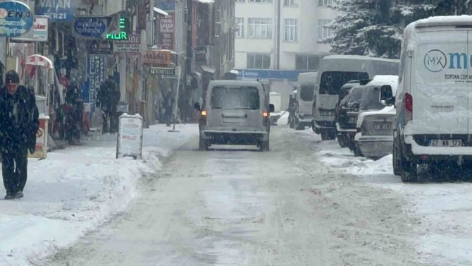 Sarıkamış’ta Yoğun Kar Yağışı Etkili Oluyor