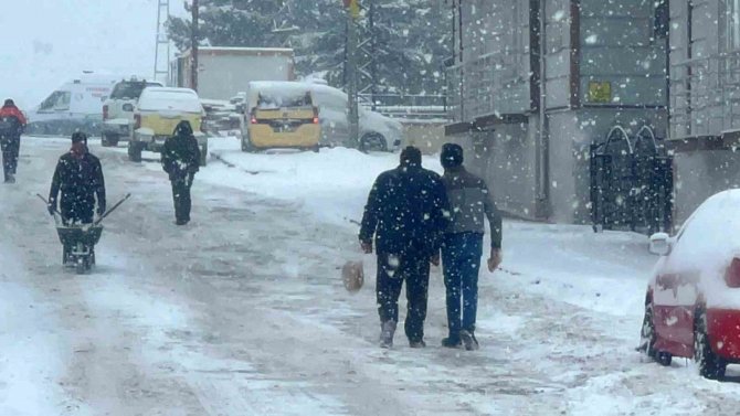 Sarıkamış’ta Yoğun Kar Yağışı Etkili Oluyor