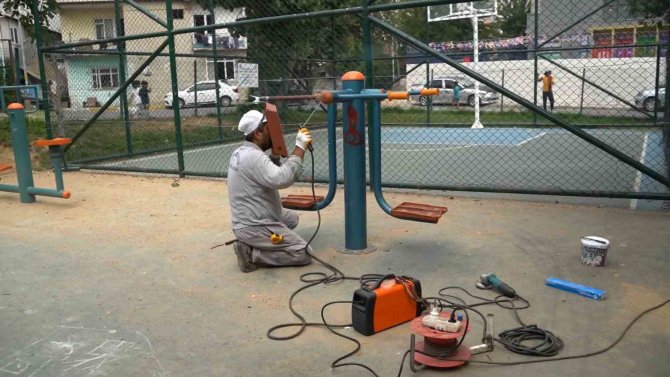 Tuzla’da Eskiyen Parklar, Geri Dönüşüm Malzemeleriyle Onarılıyor