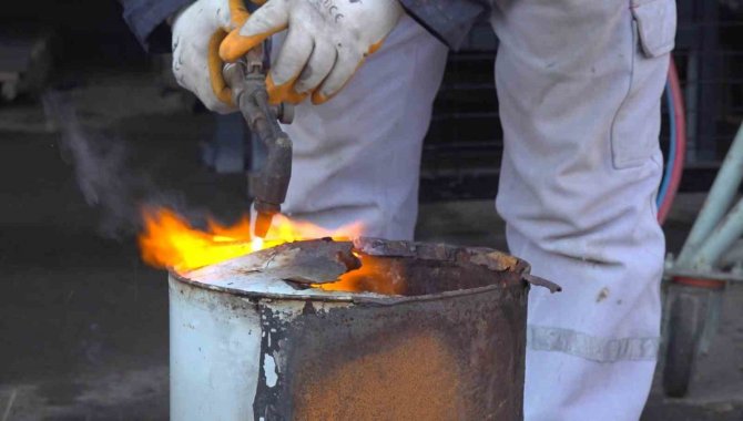 Tuzla’da Eskiyen Parklar, Geri Dönüşüm Malzemeleriyle Onarılıyor