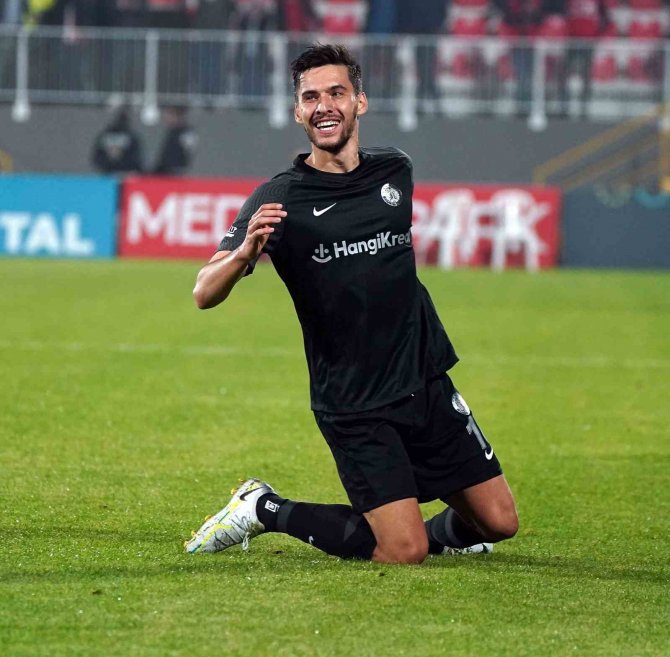 Umut Nayir, İ̇stanbul Takımlarını Seviyor