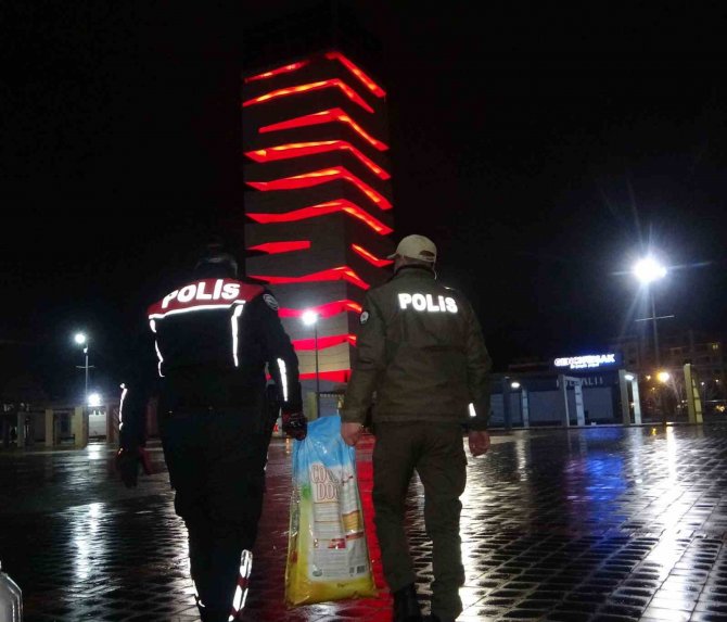 Uşak Polisi Yağmurlu Havada Sokak Canlılarını Unutmadı