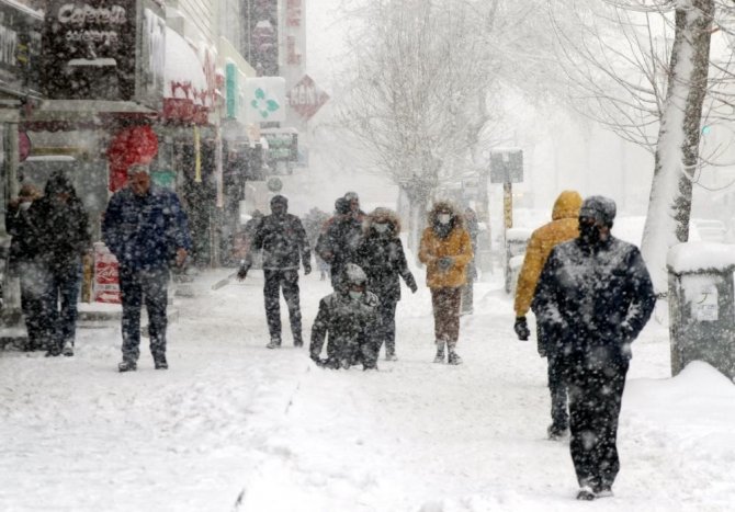 Karlı Ve Buzlu Yolda Yürümenin Püf Noktaları