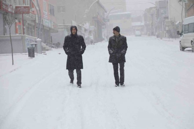 Başkale’de 38 Yerleşim Yerinin Yolu Ulaşıma Kapandı