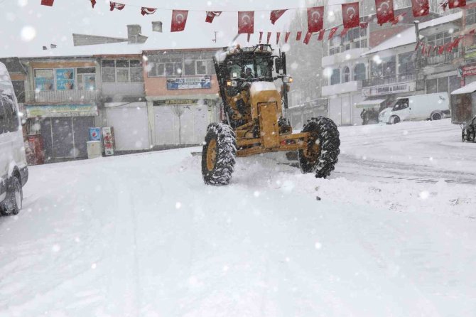 Başkale’de 38 Yerleşim Yerinin Yolu Ulaşıma Kapandı