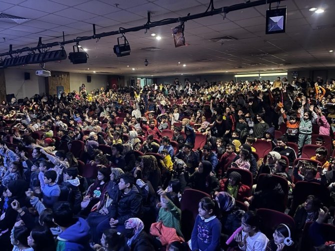 İ̇pekyolu’nda “Karnefest” Şenlikleri Final Gösterisiyle Son Buldu