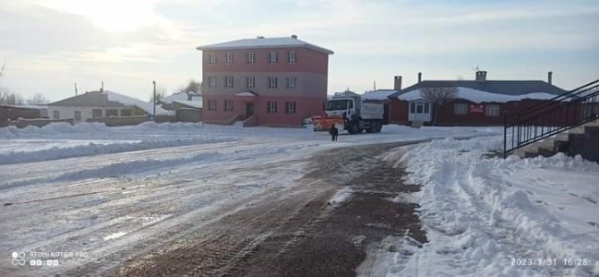 Okul Bahçelerinde Kar Temizle Çalışması