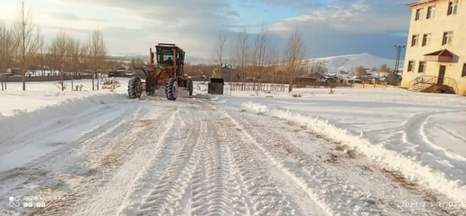 Okul Bahçelerinde Kar Temizle Çalışması