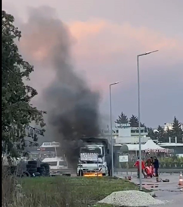 Yalova’da Yanan Kamyonu Akaryakıt İstasyonu Çalışanları Söndürdü