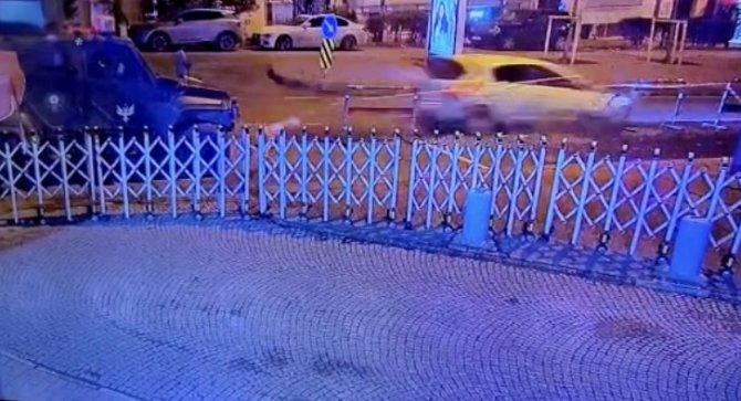 Alkollü Kadın Sürücü Almanya Başkonsolosluğu Önündeki Bariyerlere Çarptı