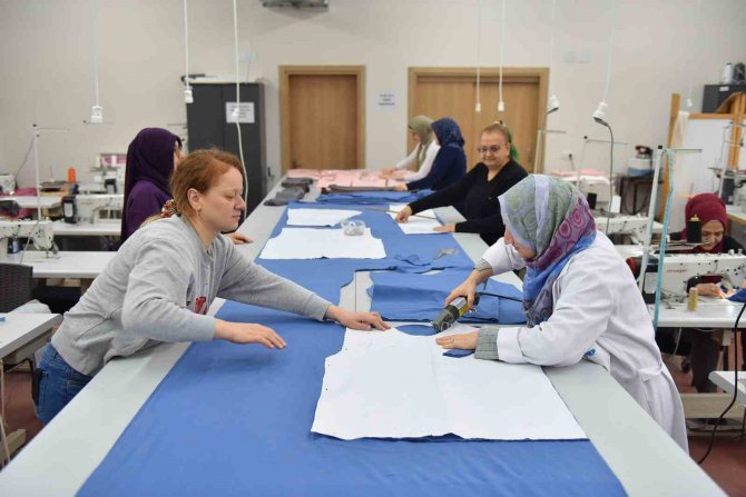 Yıldırım Belediyesi Çocuklar İçin Eşofman Üretiyor