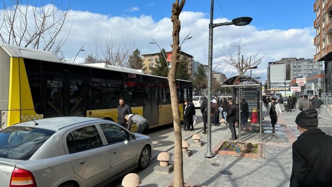 Minibüs Kapısından Sarkan Vatandaşlar Canlarını Hiçe Sayarak Yolculuk Etti