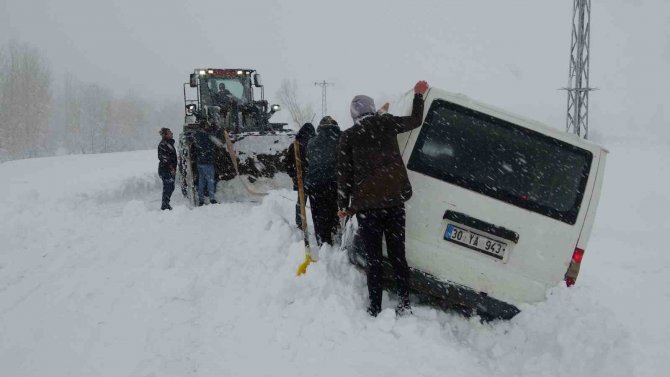 Kara Saplanan Araçtaki 3 Kişi, 3 Saat Sonra Kurtarıldı