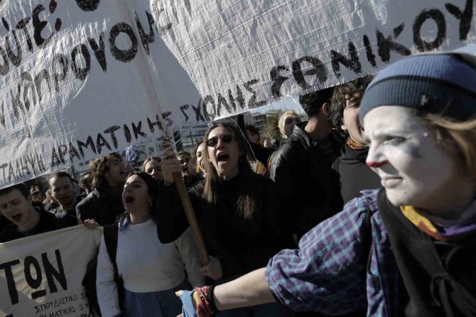 Yunanistan’da Sanat Emekçileri Sokağa İndi