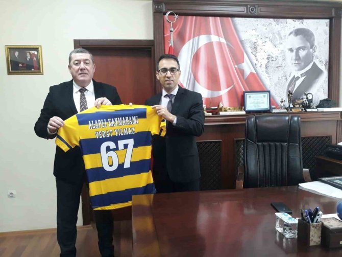 Tekin, Kaymakam Yılmaz’a Alaplı Belediye Spor Forması Hediye Etti
