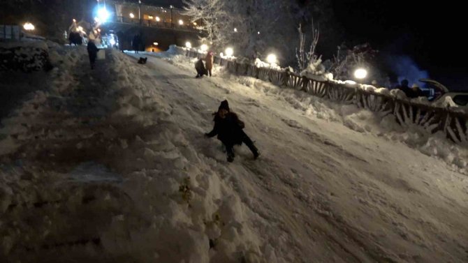Kar Hem Eğlendirdi Hem Uğraştırdı