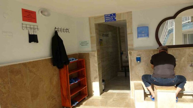 Camide Askıda Çorap Uygulaması: İ̇badete Gelenlerden Takdir Topladı