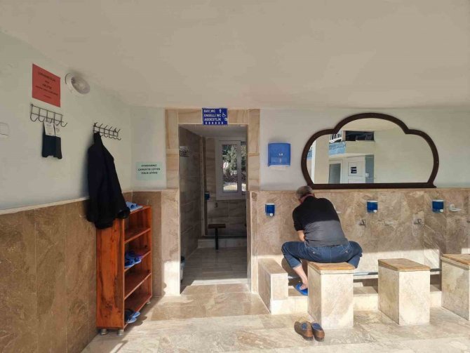 Camide Askıda Çorap Uygulaması: İ̇badete Gelenlerden Takdir Topladı