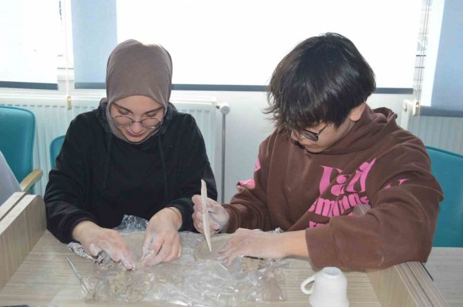 Afyonkarahisar’da Gençler Çini Ve Seramik Eğitimi Alıyor
