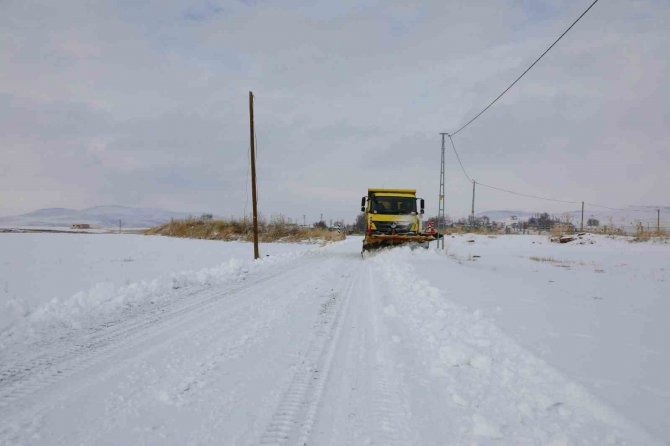 "Kar Kaplanları" Kapalı Yolları Açmak İçin Seferber Oldu