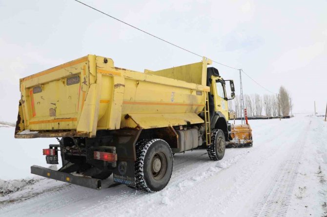 "Kar Kaplanları" Kapalı Yolları Açmak İçin Seferber Oldu