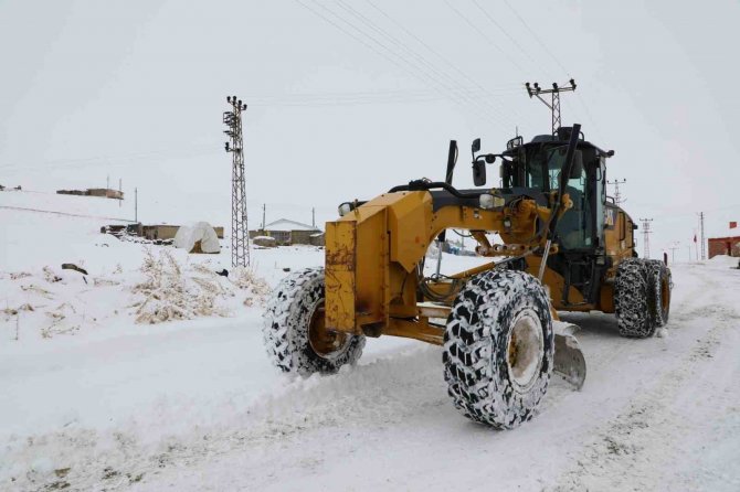 "Kar Kaplanları" Kapalı Yolları Açmak İçin Seferber Oldu