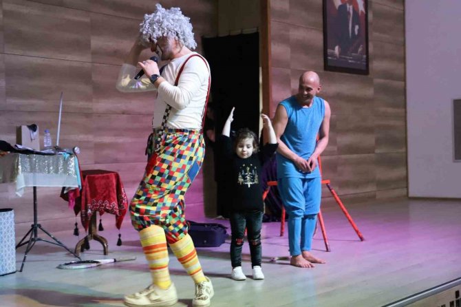 Alaşehirli Çocukların Mutlulukları Gözlerine Yansıdı