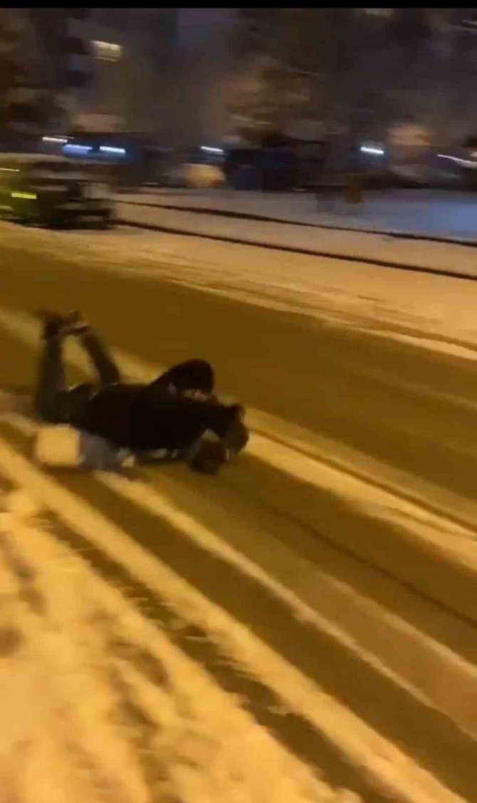 Kar Yağışı Sonrası Eğlenceli Anlar: Motosiklete İp Bağlayıp Karda Kaydı