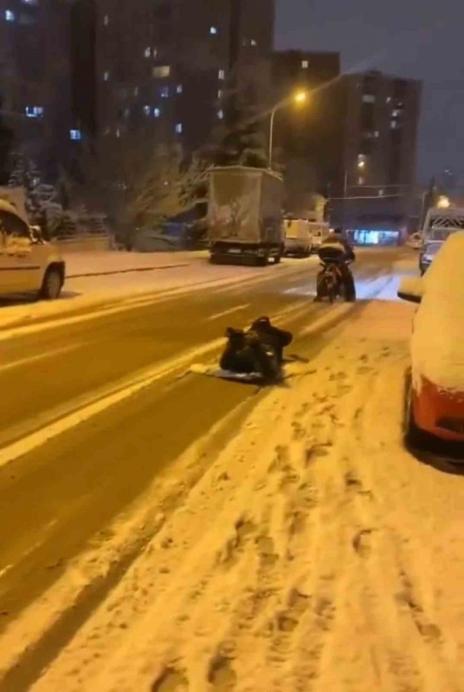 Kar Yağışı Sonrası Eğlenceli Anlar: Motosiklete İp Bağlayıp Karda Kaydı