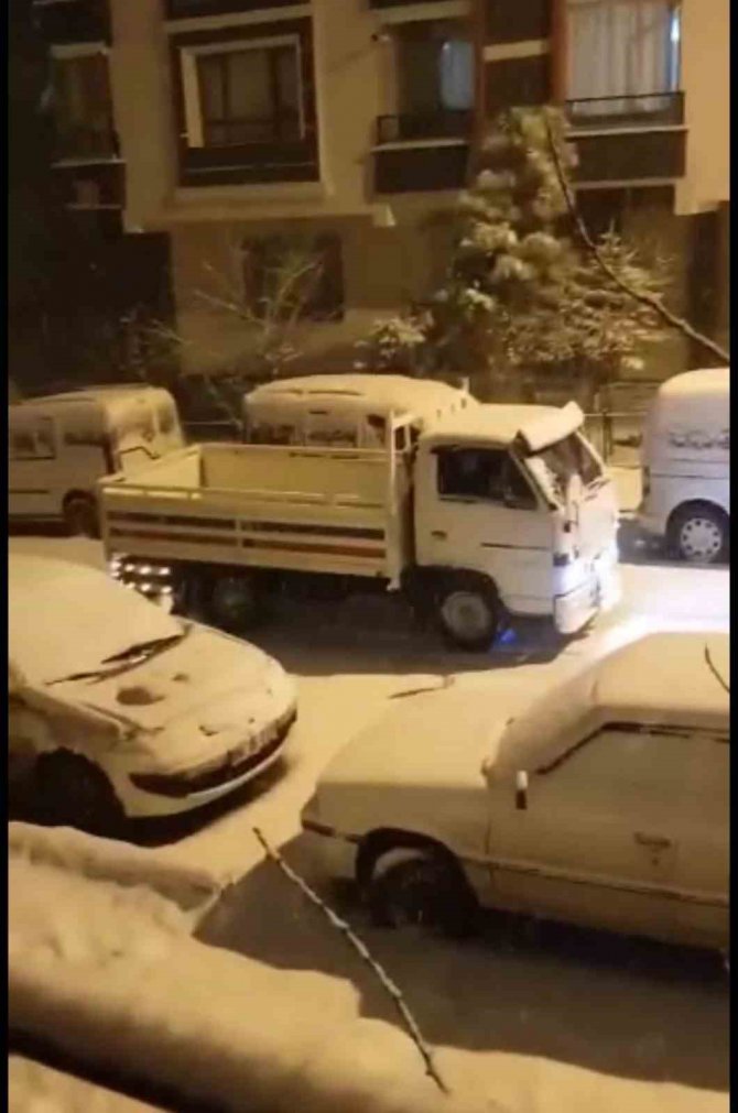 Ankara’da Etkili Olan Kar Yağışı Trafikte Zor Anlar Yaşattı