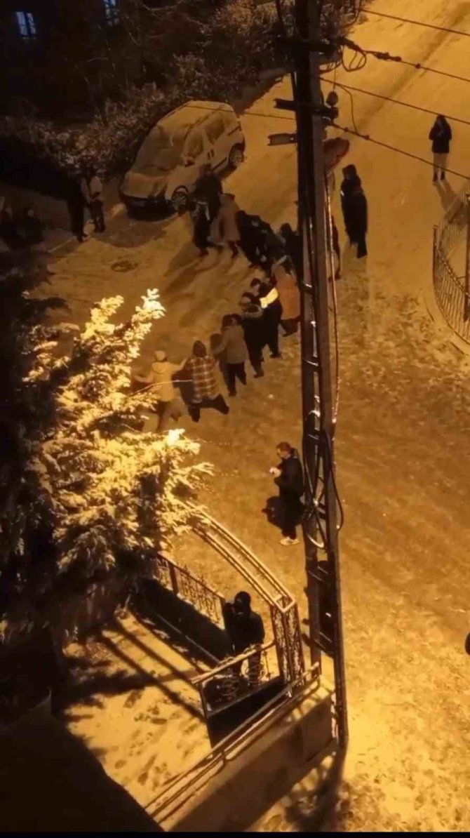 Ankara’da Kar Yağışı Halayla Kutlandı