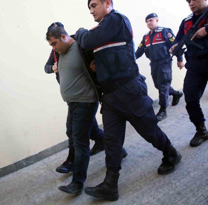 Antalya’da 3 Kişiyi Öldürdüğü İddia Edilen Zanlı, Zırhlı Araçla Adliyeye Getirildi