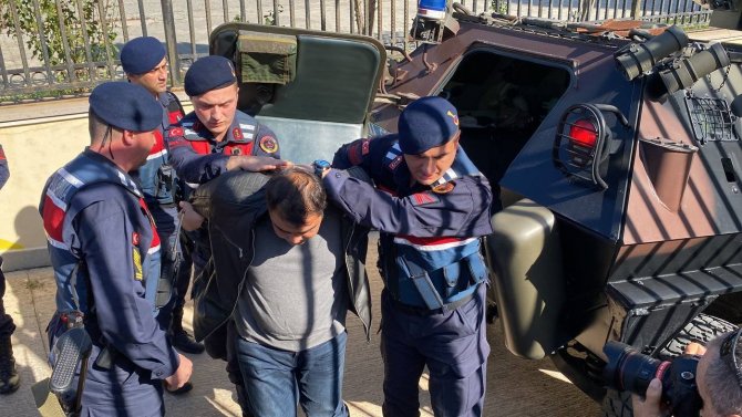 Antalya’da 3 Kişiyi Öldürdüğü İddia Edilen Zanlı, Zırhlı Araçla Adliyeye Getirildi
