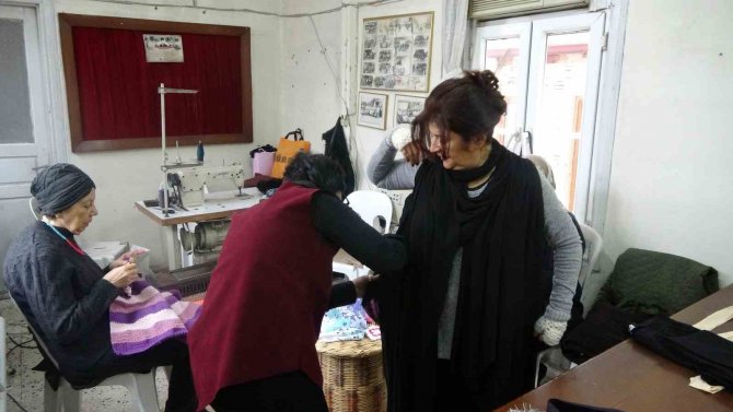 Kadınlar Eski Kumaşları, Yeni Ürünlere Dönüştürüyor