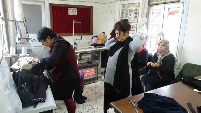 Kadınlar Eski Kumaşları, Yeni Ürünlere Dönüştürüyor